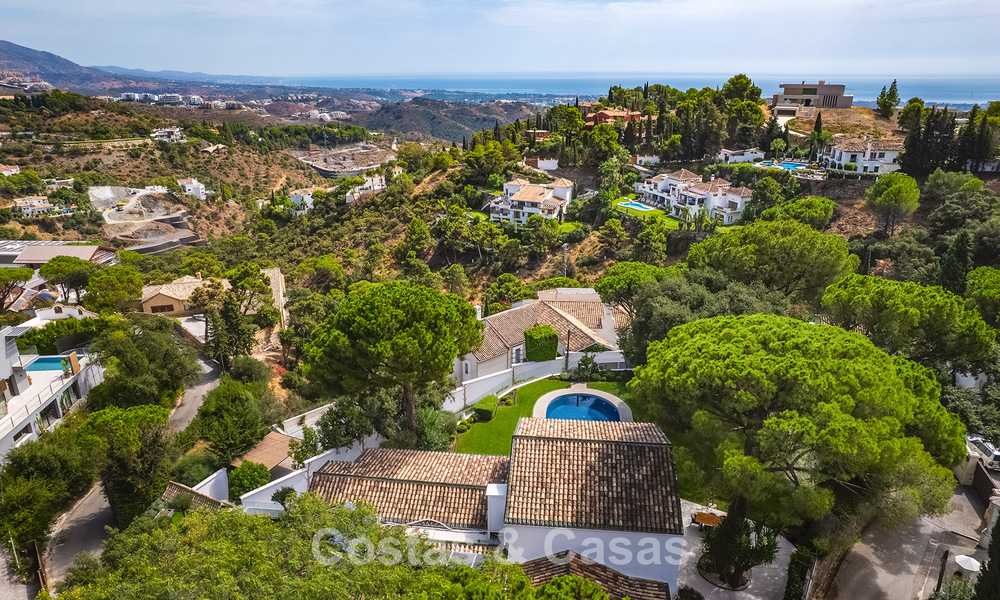 Espaciosa villa con vistas al mar y alojamiento de invitados independiente en venta en El Madroñal en Benahavís, Marbella 786467