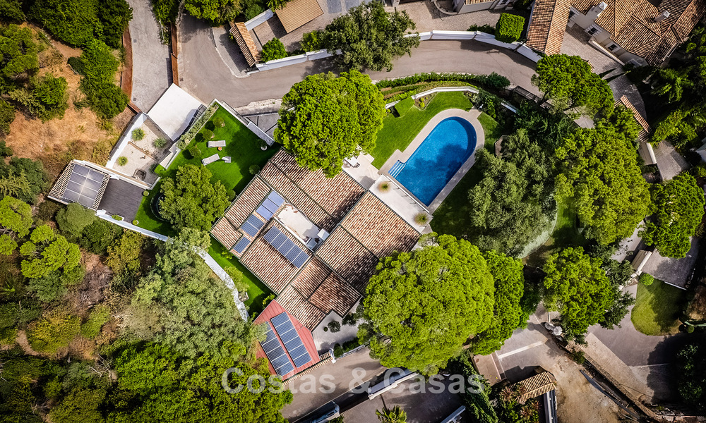 Espaciosa villa con vistas al mar y alojamiento de invitados independiente en venta en El Madroñal en Benahavís, Marbella 786469