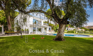 Espaciosa villa con vistas al mar y alojamiento de invitados independiente en venta en El Madroñal en Benahavís, Marbella 786470 