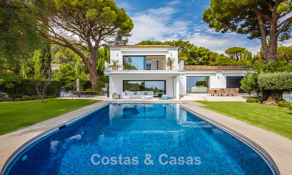 Espaciosa villa con vistas al mar y alojamiento de invitados independiente en venta en El Madroñal en Benahavís, Marbella 786471