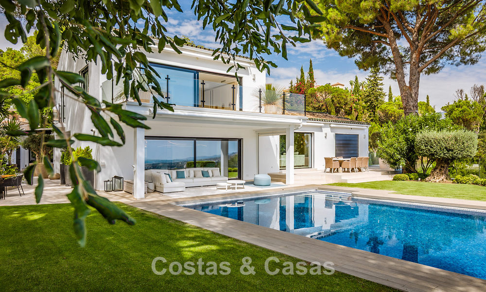 Espaciosa villa con vistas al mar y alojamiento de invitados independiente en venta en El Madroñal en Benahavís, Marbella 786473