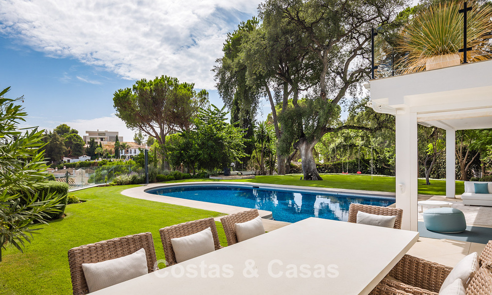 Espaciosa villa con vistas al mar y alojamiento de invitados independiente en venta en El Madroñal en Benahavís, Marbella 786474