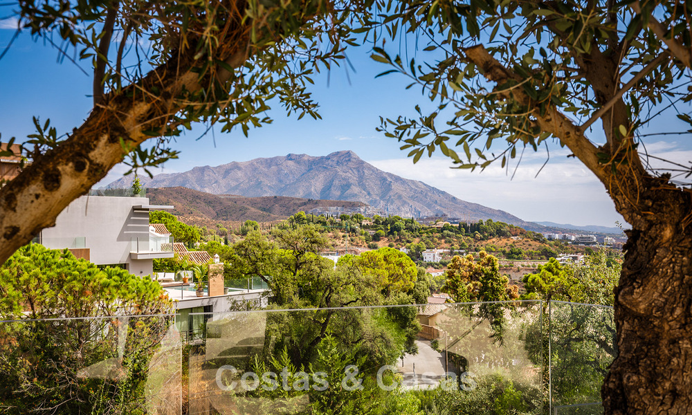 Espaciosa villa con vistas al mar y alojamiento de invitados independiente en venta en El Madroñal en Benahavís, Marbella 786476