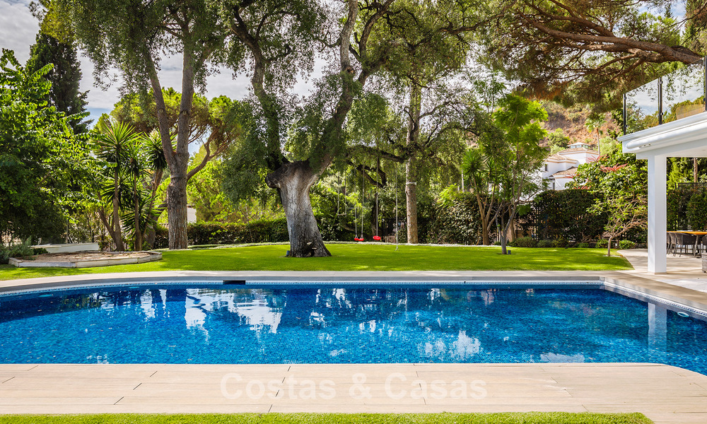 Espaciosa villa con vistas al mar y alojamiento de invitados independiente en venta en El Madroñal en Benahavís, Marbella 786478