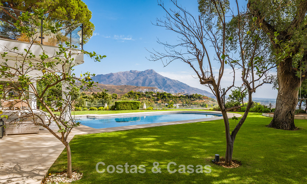 Espaciosa villa con vistas al mar y alojamiento de invitados independiente en venta en El Madroñal en Benahavís, Marbella 786480