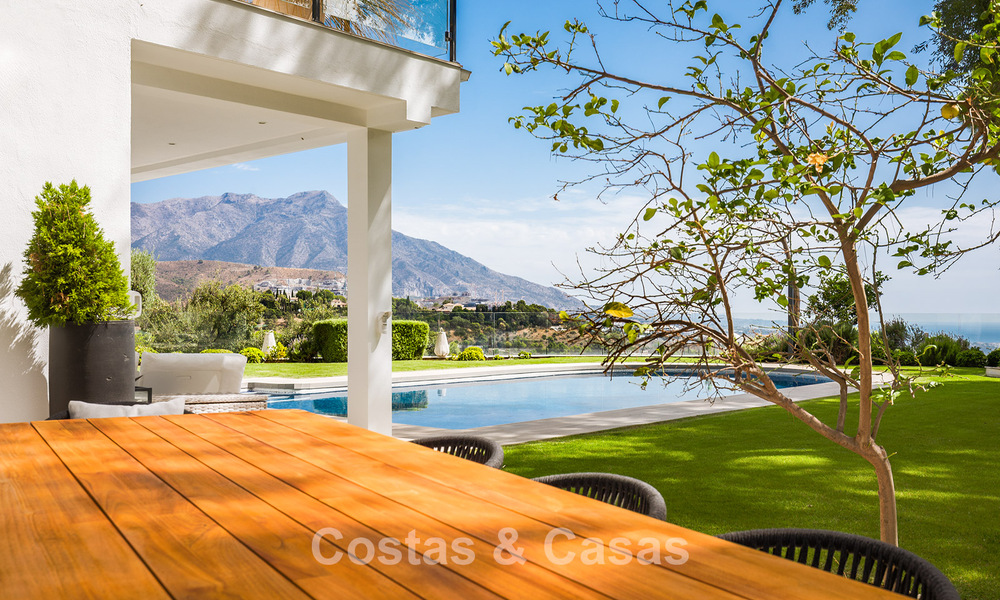 Espaciosa villa con vistas al mar y alojamiento de invitados independiente en venta en El Madroñal en Benahavís, Marbella 786481