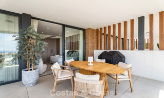 Ático dúplex modernista con vistas al mar, listo para entrar a vivir, en venta en Marbella Este 786482 