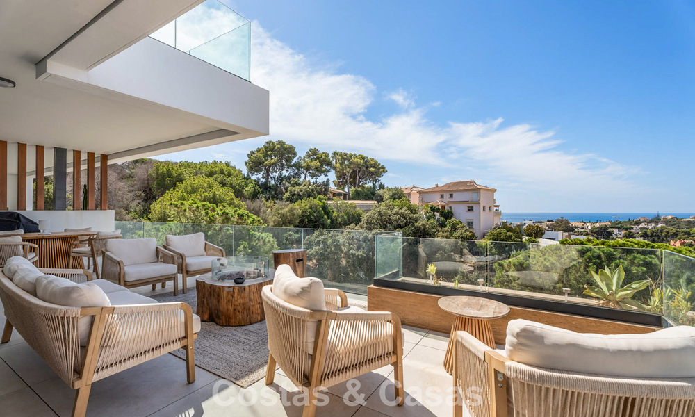 Ático dúplex modernista con vistas al mar, listo para entrar a vivir, en venta en Marbella Este 786483