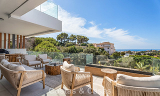 Ático dúplex modernista con vistas al mar, listo para entrar a vivir, en venta en Marbella Este 786483 