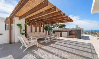 Ático dúplex modernista con vistas al mar, listo para entrar a vivir, en venta en Marbella Este 786484 