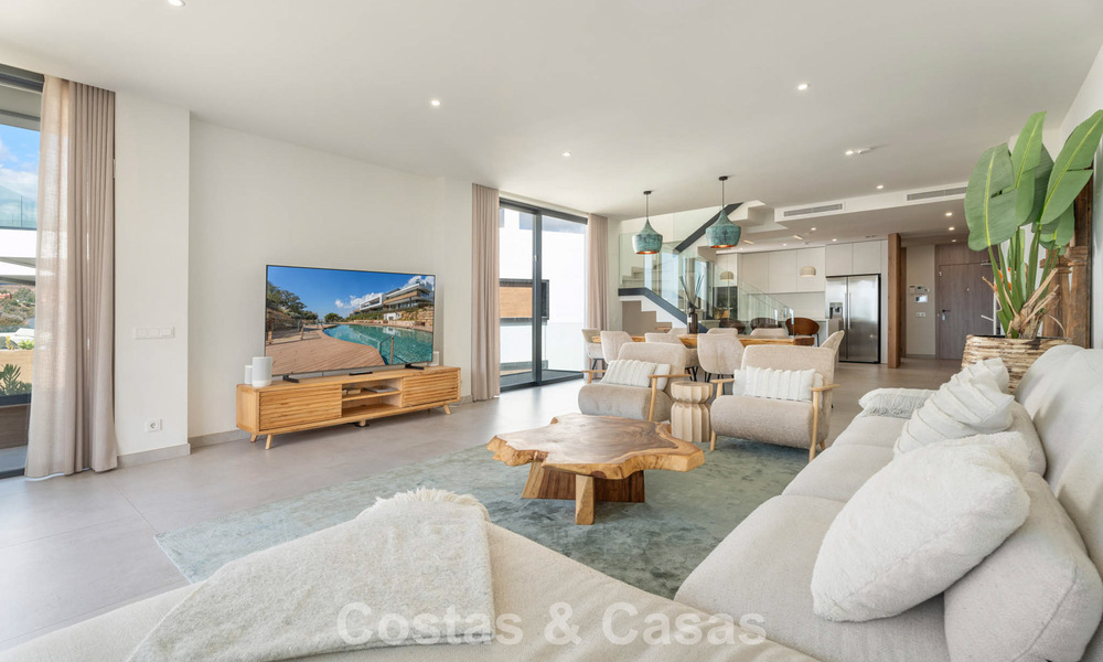 Ático dúplex modernista con vistas al mar, listo para entrar a vivir, en venta en Marbella Este 786485