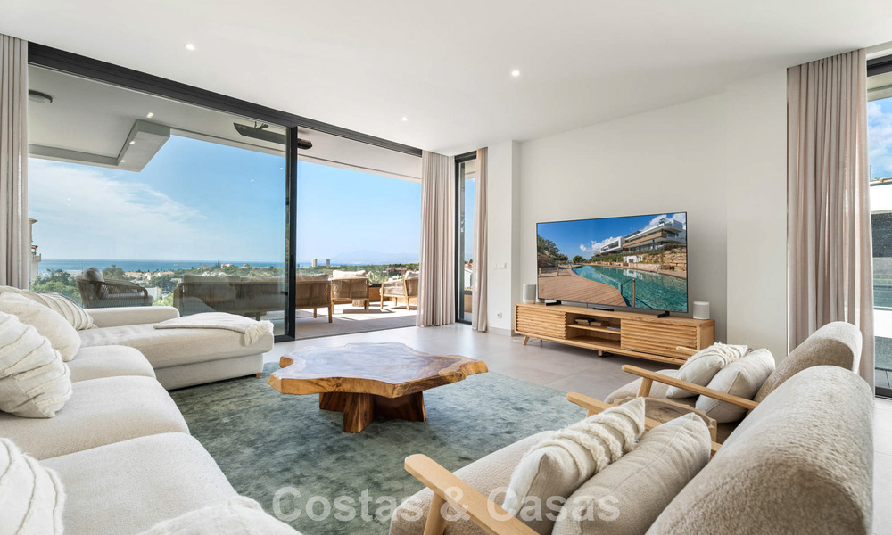 Ático dúplex modernista con vistas al mar, listo para entrar a vivir, en venta en Marbella Este 786486
