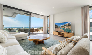 Ático dúplex modernista con vistas al mar, listo para entrar a vivir, en venta en Marbella Este 786486 