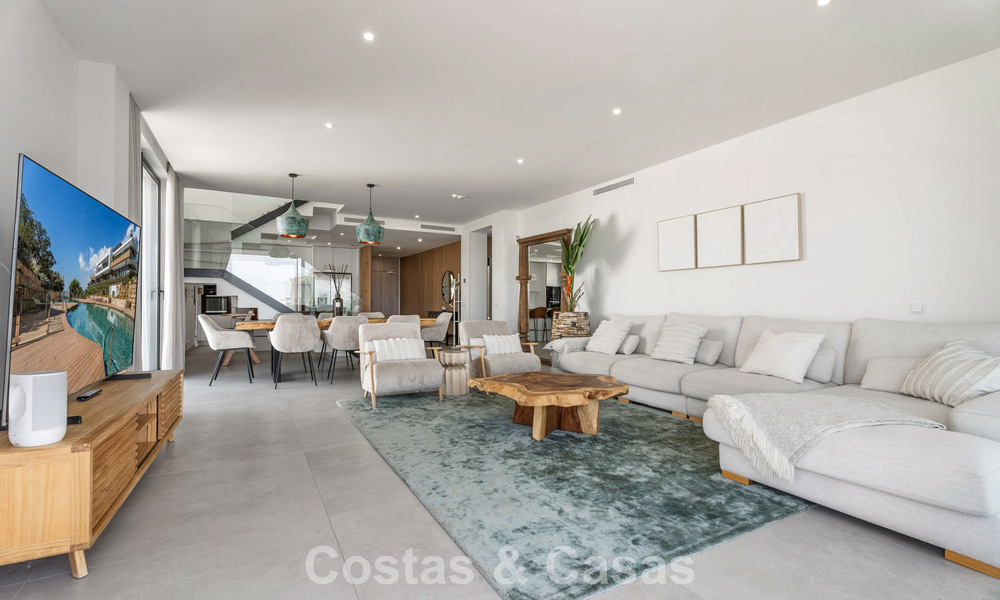 Ático dúplex modernista con vistas al mar, listo para entrar a vivir, en venta en Marbella Este 786487