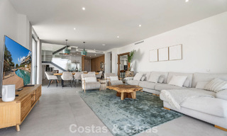 Ático dúplex modernista con vistas al mar, listo para entrar a vivir, en venta en Marbella Este 786487 