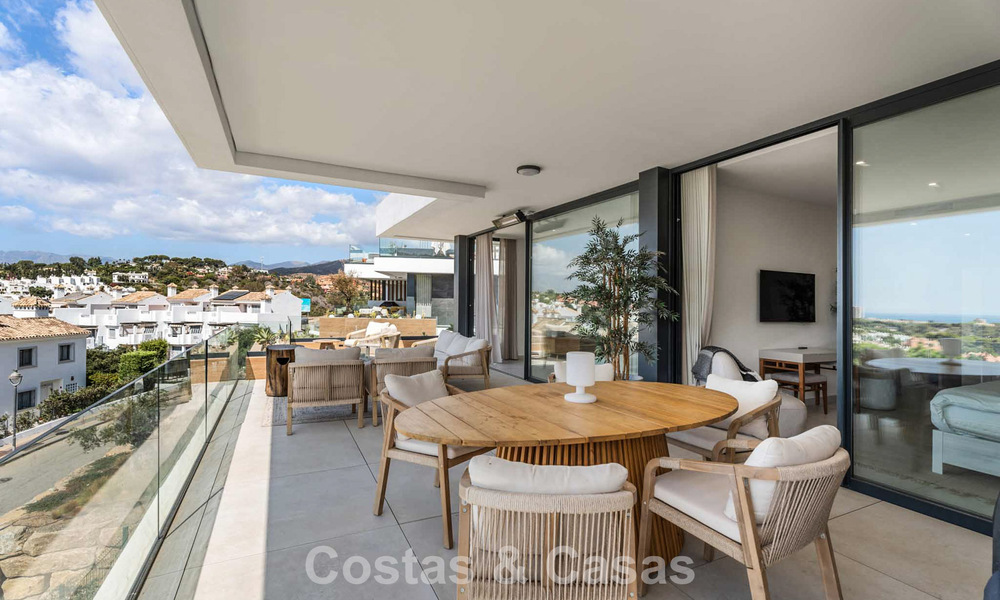 Ático dúplex modernista con vistas al mar, listo para entrar a vivir, en venta en Marbella Este 786488