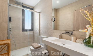 Ático dúplex modernista con vistas al mar, listo para entrar a vivir, en venta en Marbella Este 786489 