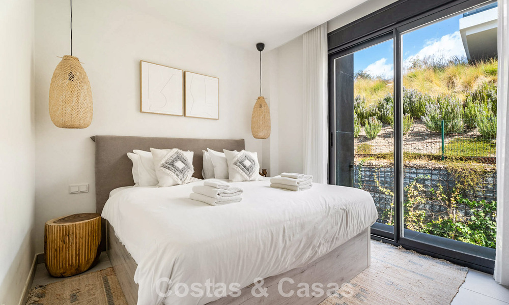 Ático dúplex modernista con vistas al mar, listo para entrar a vivir, en venta en Marbella Este 786490