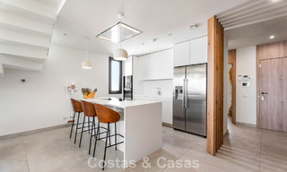 Ático dúplex modernista con vistas al mar, listo para entrar a vivir, en venta en Marbella Este 786491 