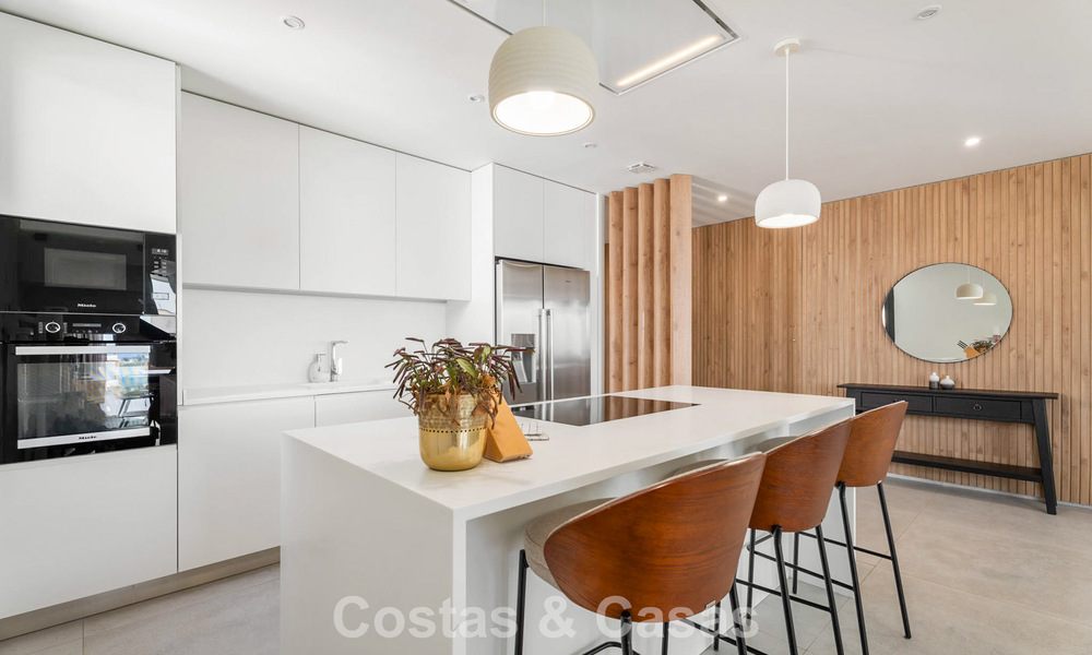 Ático dúplex modernista con vistas al mar, listo para entrar a vivir, en venta en Marbella Este 786492