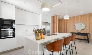 Ático dúplex modernista con vistas al mar, listo para entrar a vivir, en venta en Marbella Este 786492 