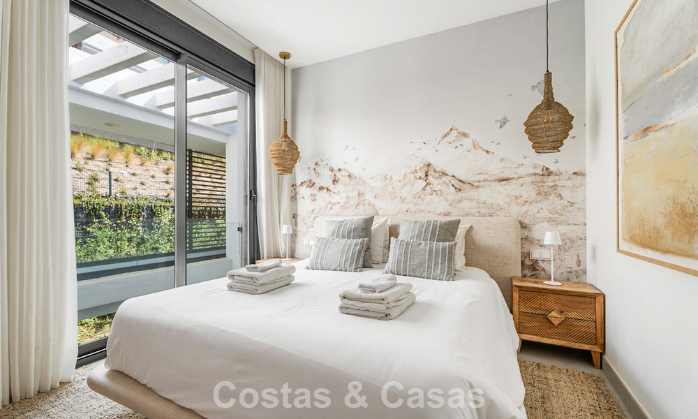 Ático dúplex modernista con vistas al mar, listo para entrar a vivir, en venta en Marbella Este 786493
