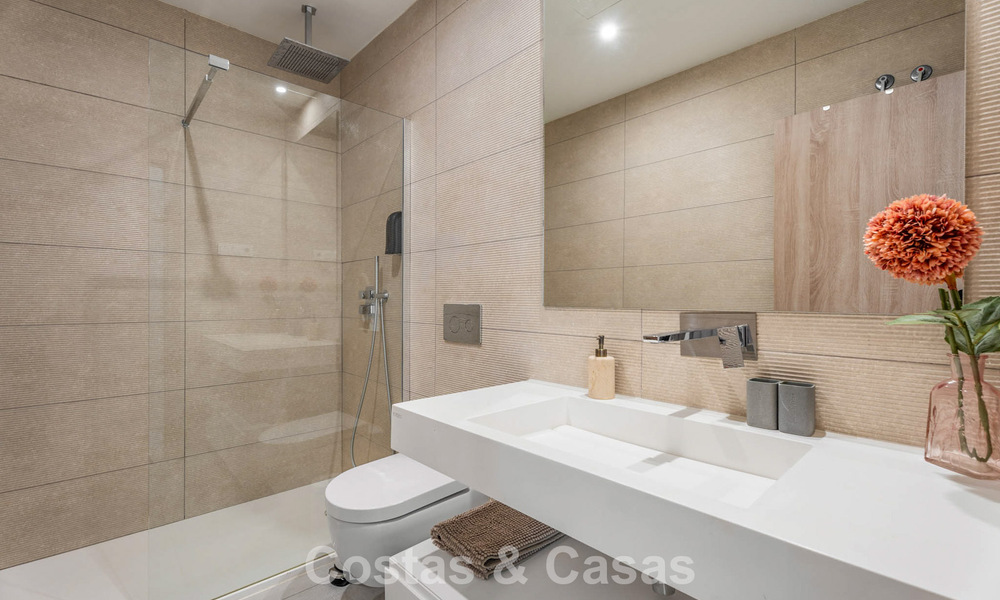 Ático dúplex modernista con vistas al mar, listo para entrar a vivir, en venta en Marbella Este 786495