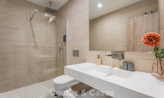 Ático dúplex modernista con vistas al mar, listo para entrar a vivir, en venta en Marbella Este 786495 