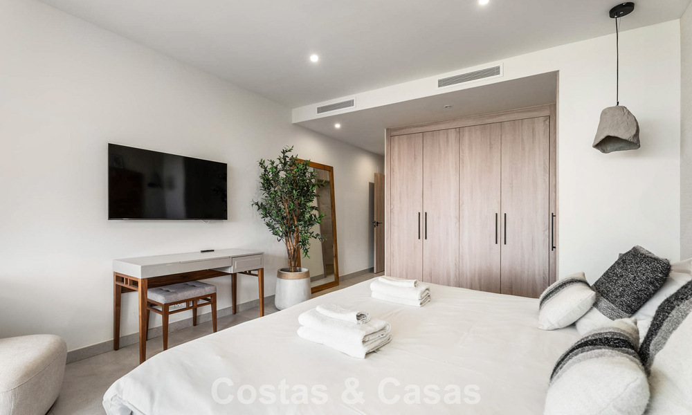 Ático dúplex modernista con vistas al mar, listo para entrar a vivir, en venta en Marbella Este 786498