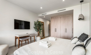 Ático dúplex modernista con vistas al mar, listo para entrar a vivir, en venta en Marbella Este 786498 