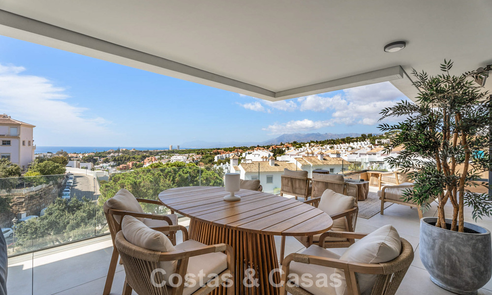 Ático dúplex modernista con vistas al mar, listo para entrar a vivir, en venta en Marbella Este 786499