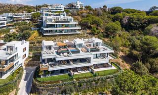 Ático dúplex modernista con vistas al mar, listo para entrar a vivir, en venta en Marbella Este 786500 