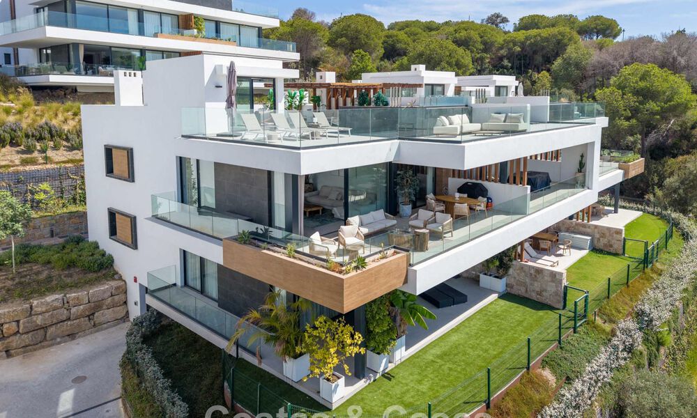 Ático dúplex modernista con vistas al mar, listo para entrar a vivir, en venta en Marbella Este 786501