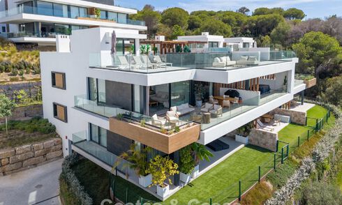 Ático dúplex modernista con vistas al mar, listo para entrar a vivir, en venta en Marbella Este 786501