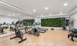 Ático dúplex modernista con vistas al mar, listo para entrar a vivir, en venta en Marbella Este 786502 