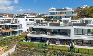 Ático dúplex modernista con vistas al mar, listo para entrar a vivir, en venta en Marbella Este 786503 