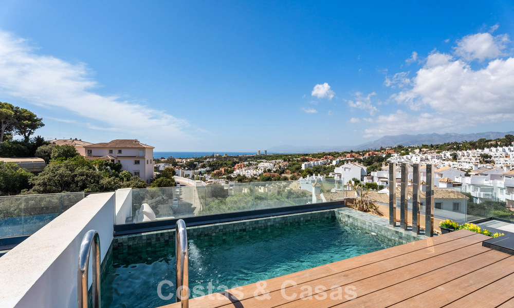 Ático dúplex modernista con vistas al mar, listo para entrar a vivir, en venta en Marbella Este 786504