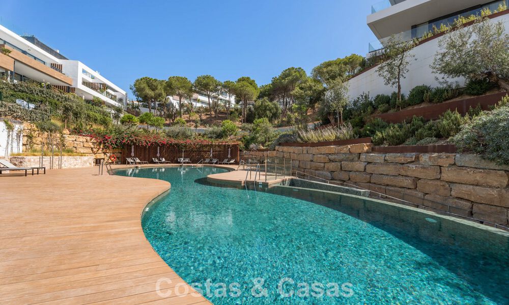 Ático dúplex modernista con vistas al mar, listo para entrar a vivir, en venta en Marbella Este 786505