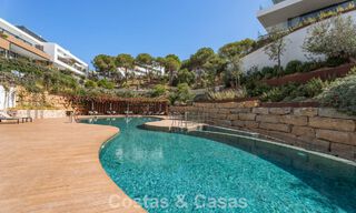 Ático dúplex modernista con vistas al mar, listo para entrar a vivir, en venta en Marbella Este 786505 