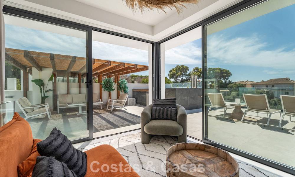 Ático dúplex modernista con vistas al mar, listo para entrar a vivir, en venta en Marbella Este 786506