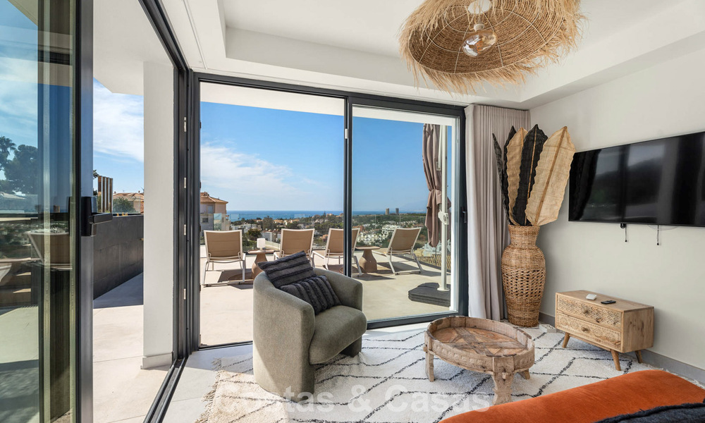 Ático dúplex modernista con vistas al mar, listo para entrar a vivir, en venta en Marbella Este 786507