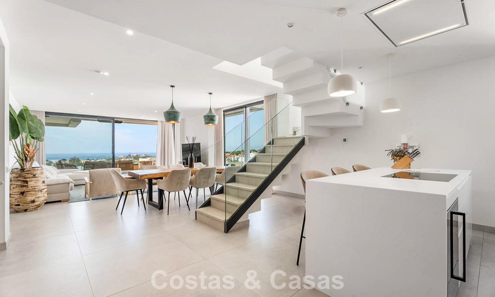 Ático dúplex modernista con vistas al mar, listo para entrar a vivir, en venta en Marbella Este 786508
