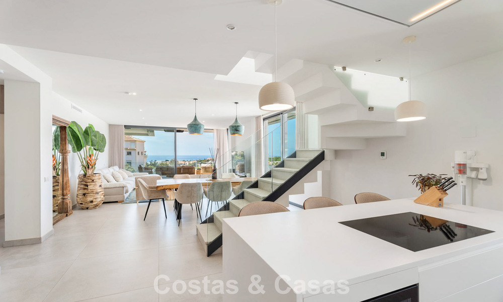 Ático dúplex modernista con vistas al mar, listo para entrar a vivir, en venta en Marbella Este 786509
