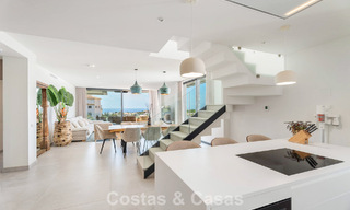 Ático dúplex modernista con vistas al mar, listo para entrar a vivir, en venta en Marbella Este 786509 
