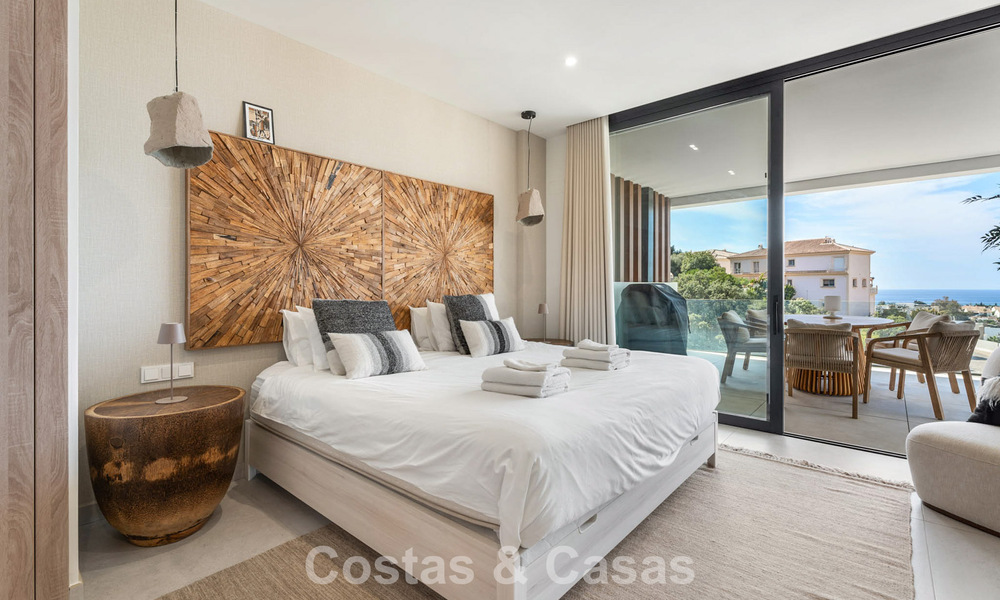 Ático dúplex modernista con vistas al mar, listo para entrar a vivir, en venta en Marbella Este 786511