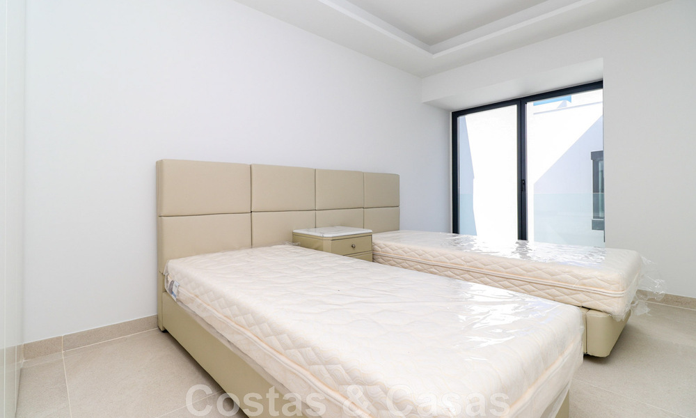 Casa adosada, lista para entrar a vivir con vistas frontales al mar, en venta a pocos minutos a pie del centro de Estepona 786299