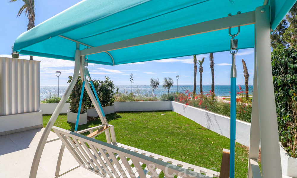 Casa adosada, lista para entrar a vivir con vistas frontales al mar, en venta a pocos minutos a pie del centro de Estepona 786302