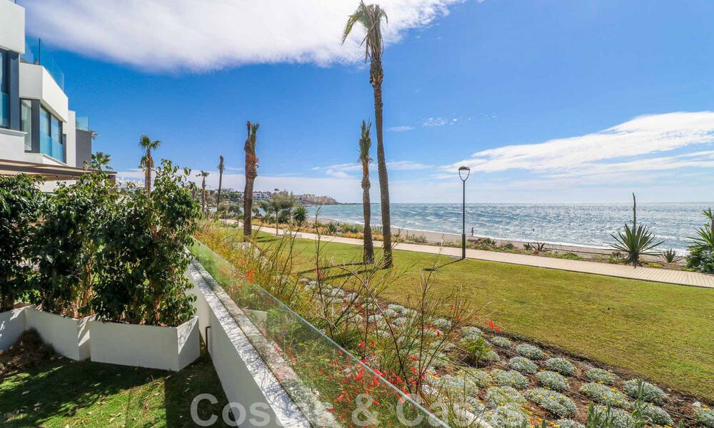 Casa adosada, lista para entrar a vivir con vistas frontales al mar, en venta a pocos minutos a pie del centro de Estepona 786303