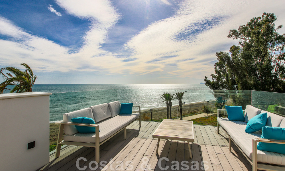 Casa adosada, lista para entrar a vivir con vistas frontales al mar, en venta a pocos minutos a pie del centro de Estepona 786308