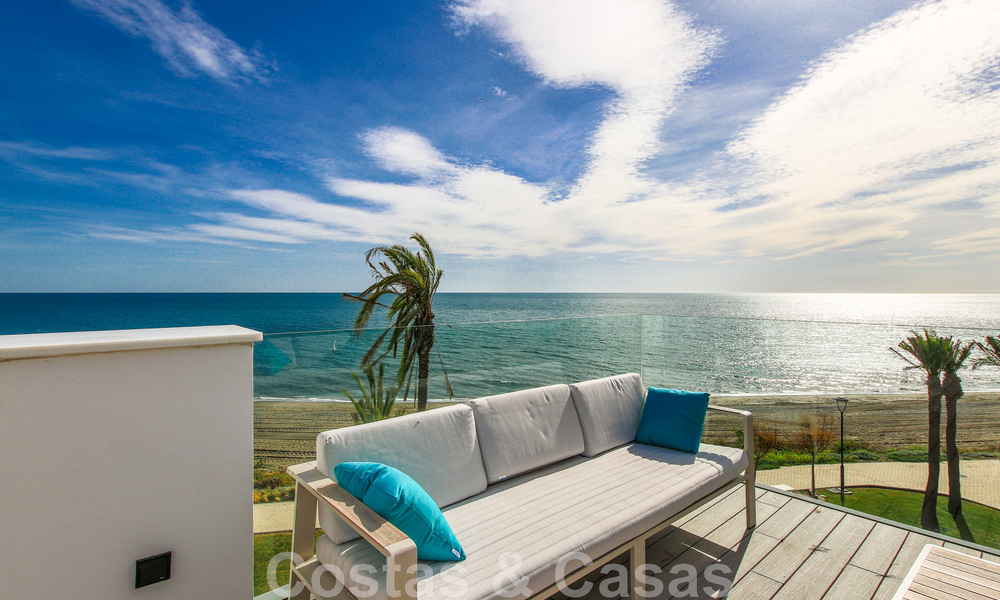 Casa adosada, lista para entrar a vivir con vistas frontales al mar, en venta a pocos minutos a pie del centro de Estepona 786309